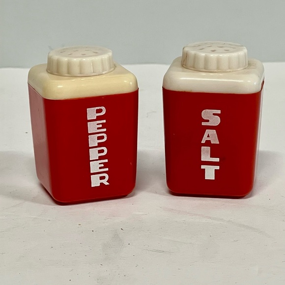 Decorative Only. Vintage.  Lustro Ware, Salt & Pepper Shaker Set - Picture 1 of 6